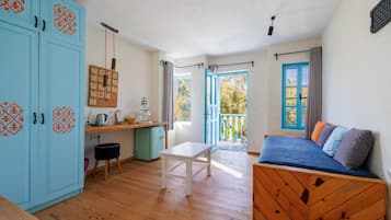 Habitación estándar, 1 cama doble, no fumadores, vistas al jardín | Zona de estar | Una televisión LCD, una mesa de tenis de mesa, libros