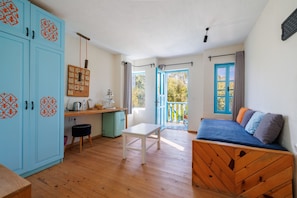 A compact room with a bed, a desk, a chair, and a wardrobe. - Yonca Lodge (Fethiye)