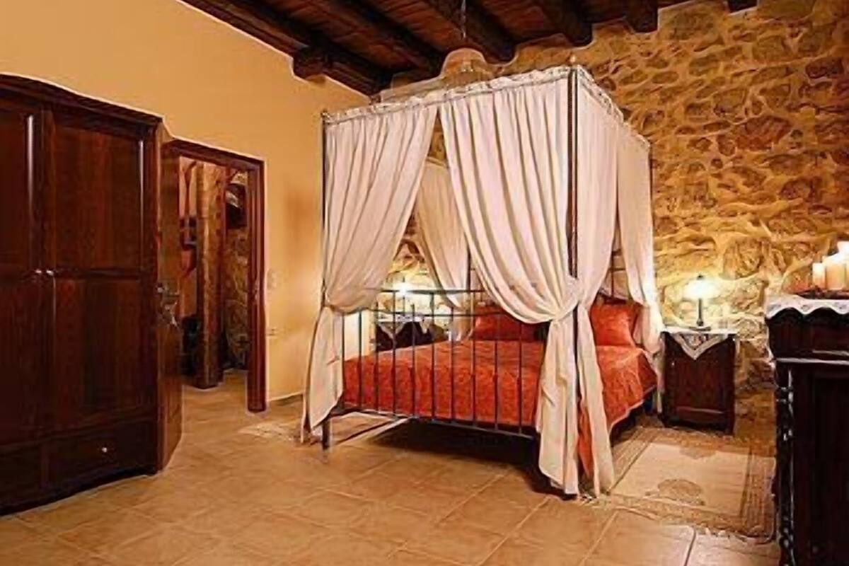 In-room safe, blackout curtains, soundproofing, free cots/infant beds