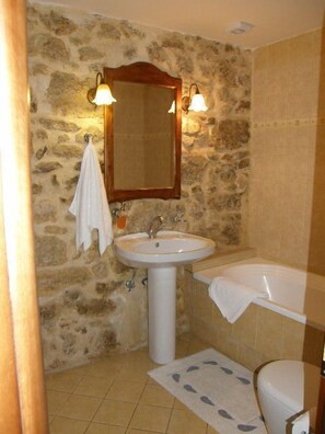 Bathtub, free toiletries, hair dryer, towels