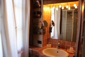 Apartment, 2 Bedrooms | Bathroom | Shower, hair dryer, bidet, towels - Bioagriturismo Podere Pretoia (San Gimignano)