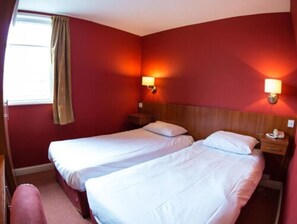 Escritorio, cortinas blackout y tabla de planchar con plancha 