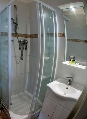 Shower, free toiletries, hair dryer, towels - Thomas James Hotel (Royal Leamington Spa)