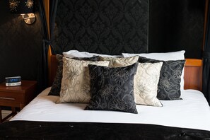 Escritorio, cortinas blackout y tabla de planchar con plancha 