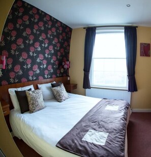 Desk, blackout curtains, iron/ironing board, bed sheets - Thomas James Hotel (Royal Leamington Spa)