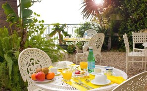 Outdoor dining - Hotel Regency (Roquebrune-Cap-Martin)