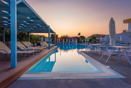 Seasonal outdoor pool, pool umbrellas, pool loungers. Nissia Kamares Hotel Apartments
