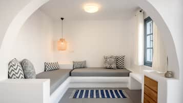 Family Apartment Superior | Zona de estar | Una televisión LED