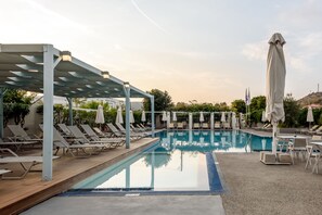 Seasonal outdoor pool, pool umbrellas, pool loungers - Nissia Kamares Hotel Apartments (Kos)