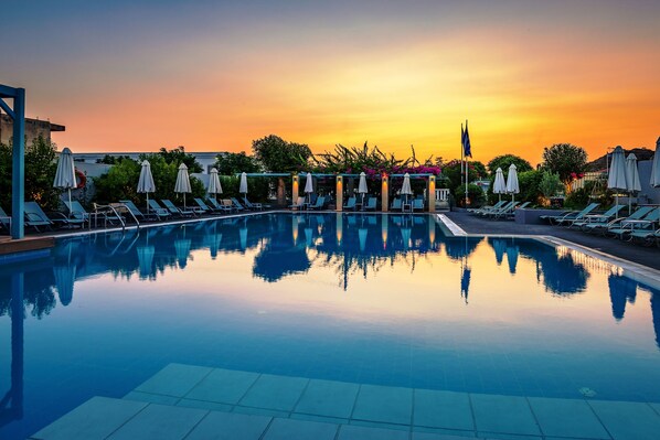 Seasonal outdoor pool, pool umbrellas, sun loungers - Nissia Kamares Hotel Apartments (Kos)