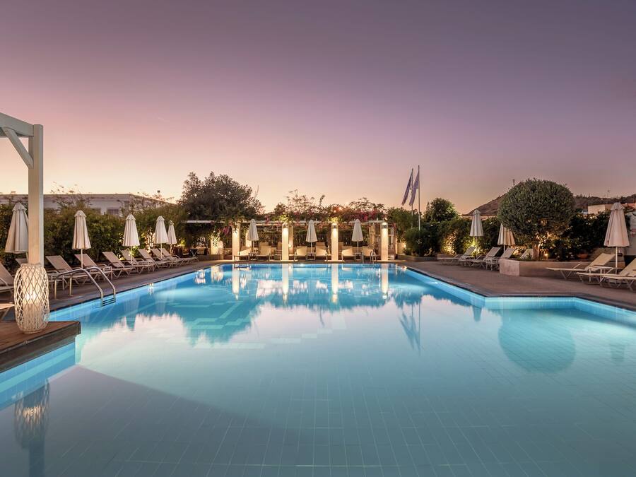 Piscina stagionale all'aperto, ombrelloni da piscina, lettini