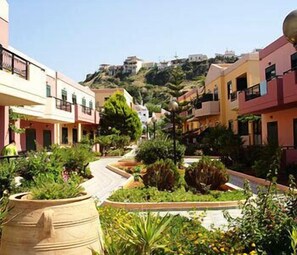 Courtyard - Villa Platanias (Platanias)