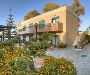 Property grounds - Villa Platanias (Platanias)