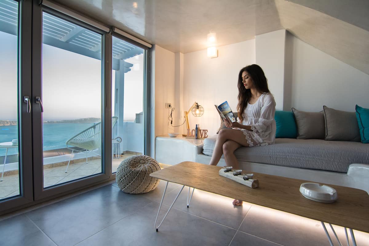 Grand View Maisonette Hot Tub | In-room safe, iron/ironing board, free WiFi, bed sheets