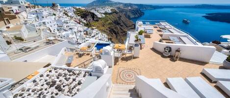 Daily continental breakfast (EUR 25 per person)