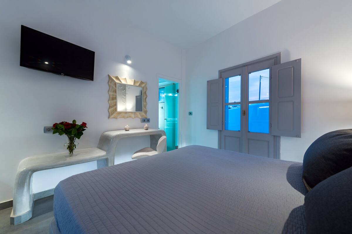 Habitación doble superior | Caja fuerte, tabla de planchar con plancha, wifi gratis y ropa de cama
