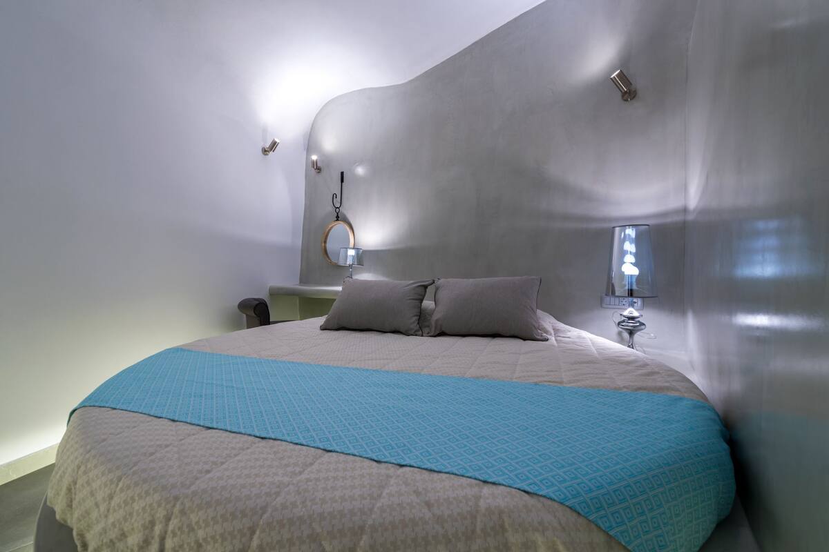 Habitación sénior doble (Cave) | Caja fuerte, tabla de planchar con plancha, wifi gratis y ropa de cama