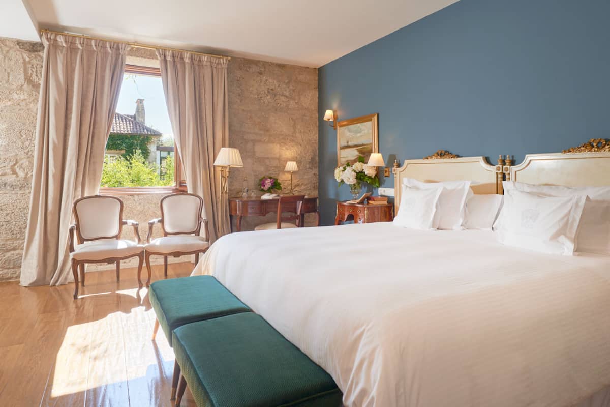 1 bedroom, Egyptian cotton sheets, premium bedding, down comforters