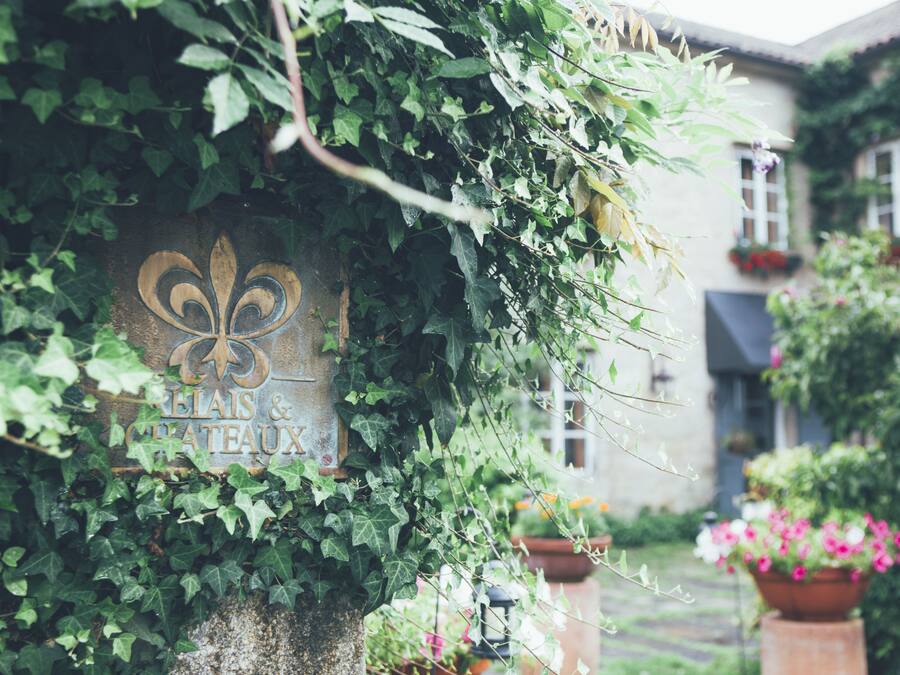 A sign with a fleur-de-lis symbol and the words "Chateau de lais & Chateau."