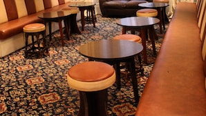Un hall d’hôtel avec un canapé, des tables et un divan.