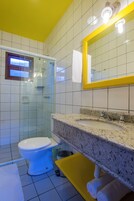 Suite | Bathroom | Shower, hair dryer, towels