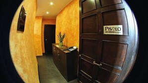 Un área de recepción con una puerta de madera que dice 'PISOLO Resort'.