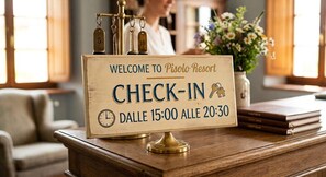 Une pancarte en bois avec une horloge et un texte indiquant les heures d’enregistrement au Pisolo Resort.