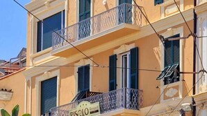 Un edificio de varios pisos con balcones, una señal que indica 