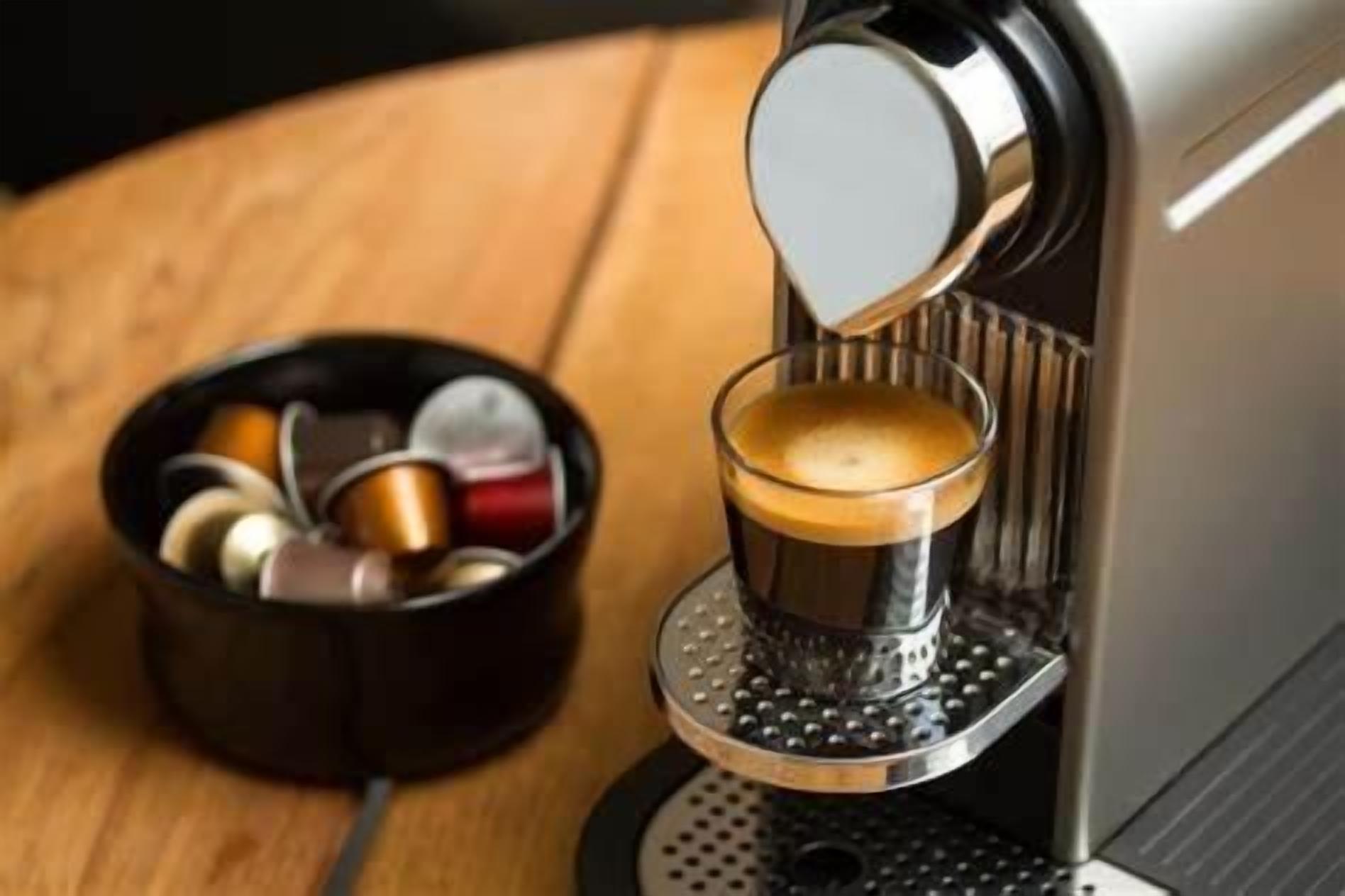 Une machine à café qui verse du café dans une tasse.