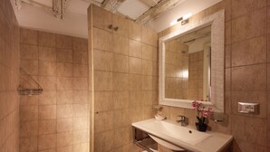 Shower, hair dryer, towels - Condotti Inn (Rome)