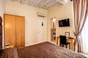 View from room - Condotti Inn (Rome)
