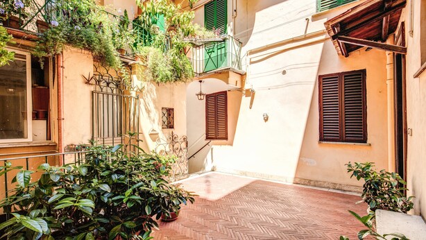 Front of property - Condotti Inn (Rome)