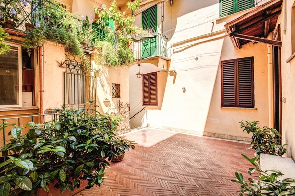 Front of property - Condotti Inn (Rome)