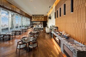 Aamiainen, lounas ja illallinen; kansainvälinen keittiö