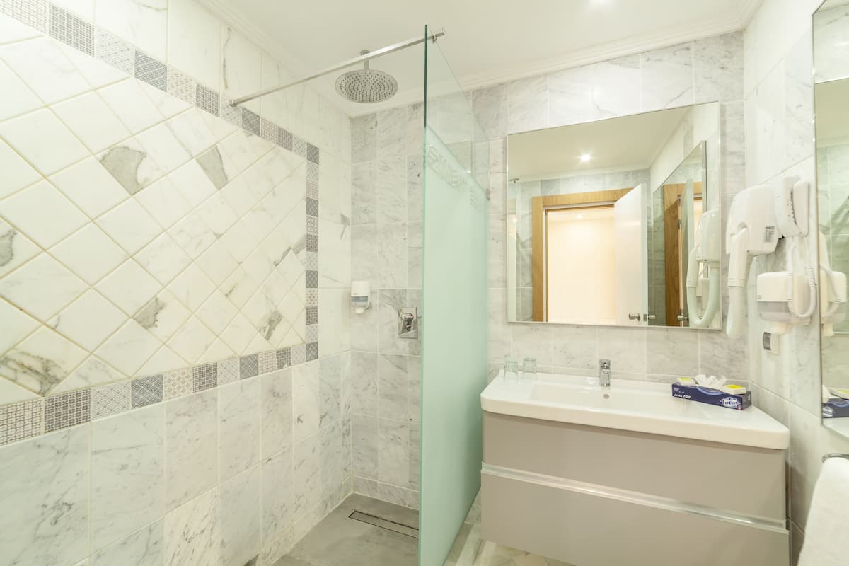 in-room safe, blackout curtains, free wifi, bed sheets