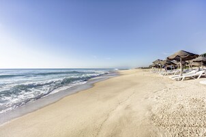 Playa privada, sillas reclinables de playa, sombrillas, toallas de playa