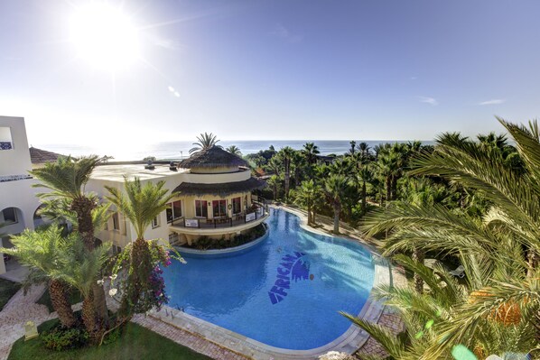 Indoor pool, seasonal outdoor pool, pool umbrellas, sun loungers - Magic Life Africana (Hammamet)