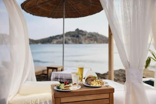 Plage privée, cabines (en supplément), chaises longues, parasols