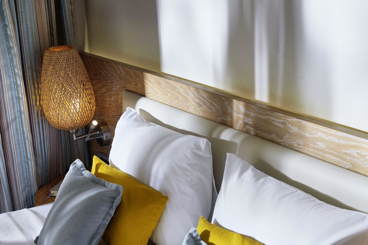 Artículos del minibar gratis y caja de seguridad en la habitación