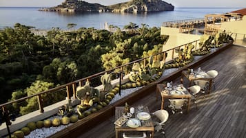 4 restaurants, breakfast, lunch served; local and international cuisine
