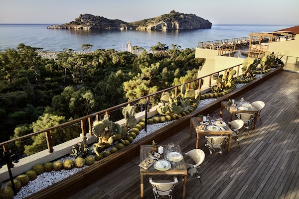 4 restaurants; breakfast, lunch, and dinner served