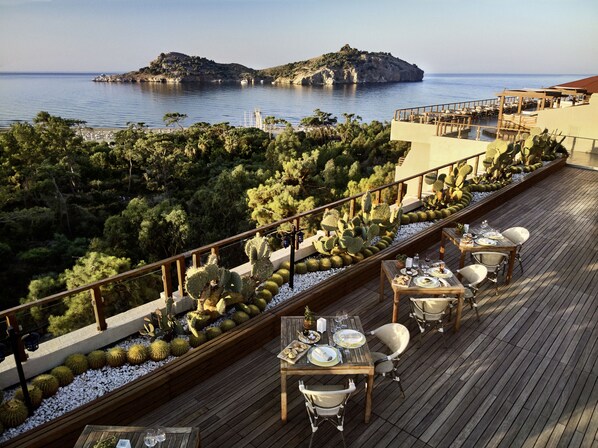 4 间餐厅，供应早餐、午餐和晚餐，本地与国际菜