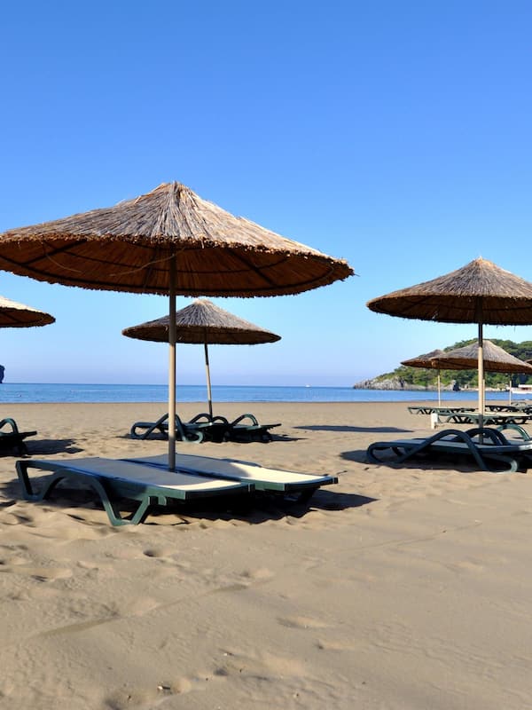 Aan een privéstrand, strandhuisjes (toeslag), ligstoelen, parasols