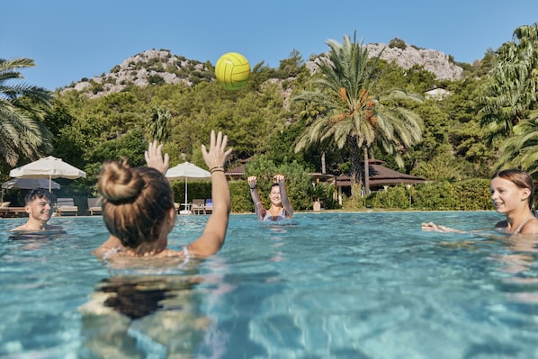 2 piscines couvertes, 2 piscines extérieures, parasols de plage