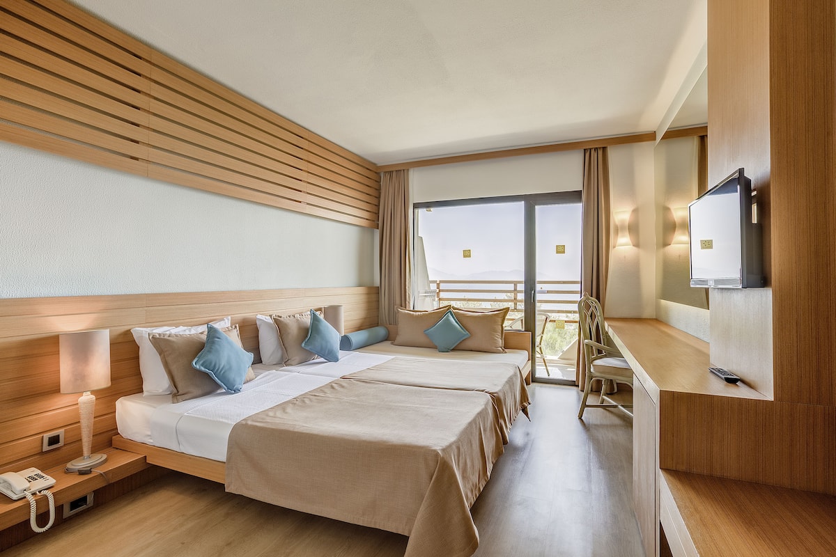 standard double room, balcony (land) | 1 bedroom, free minibar items, in-room safe, desk