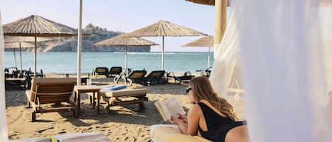 Aan een privéstrand, strandhuisjes (toeslag), ligstoelen, parasols