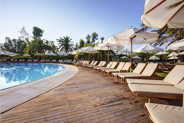 2 piscines couvertes, 2 piscines extérieures, parasols de plage