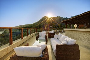 4 restaurants, breakfast, lunch served; local and international cuisine