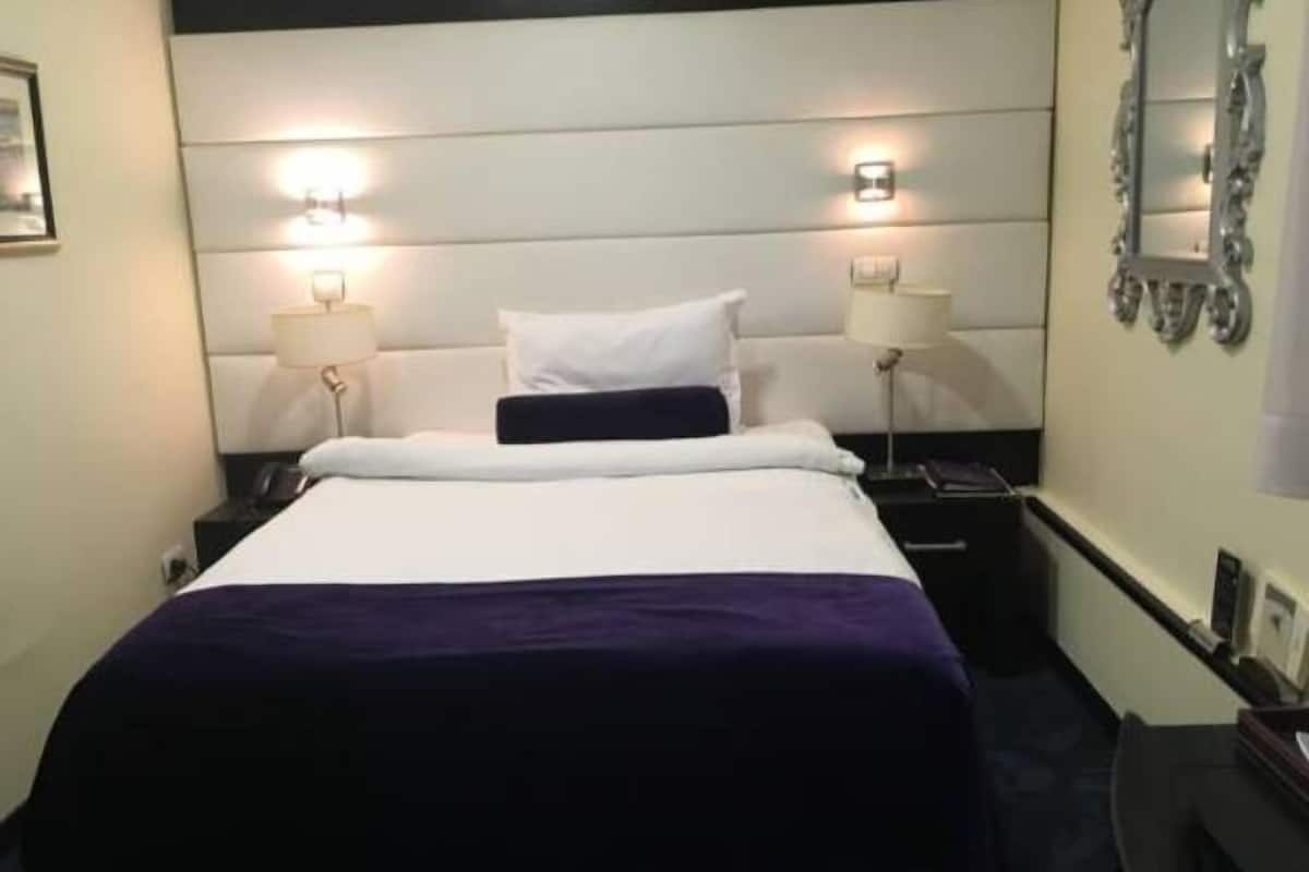 single room | 1 bedroom, select comfort beds, in-room safe, desk