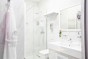 Superior kamer | Badkamer | Een bad, gratis toiletartikelen, een haardroger, badjassen